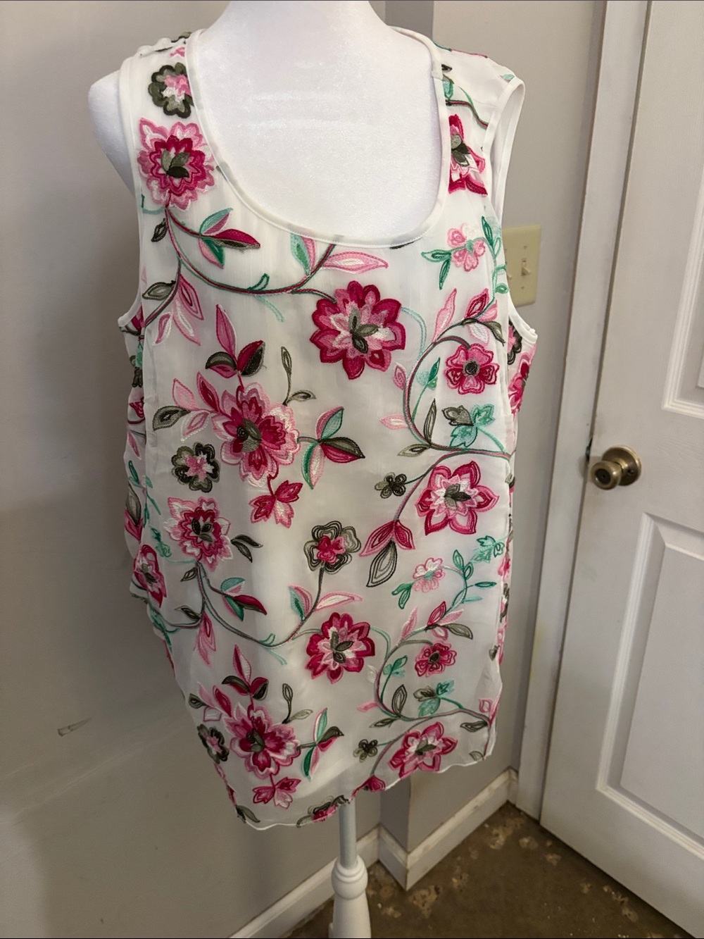 Nina Leonard White Sleeveless Floral Embroidered Camisole